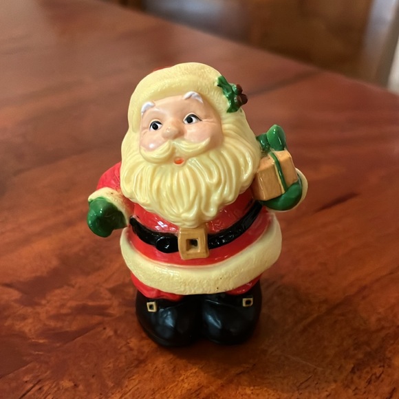 Vintage Hallmark Cards Inc Santa & Mrs. Claus Plastic Salt and Pepper Shakers - Picture 6 of 12